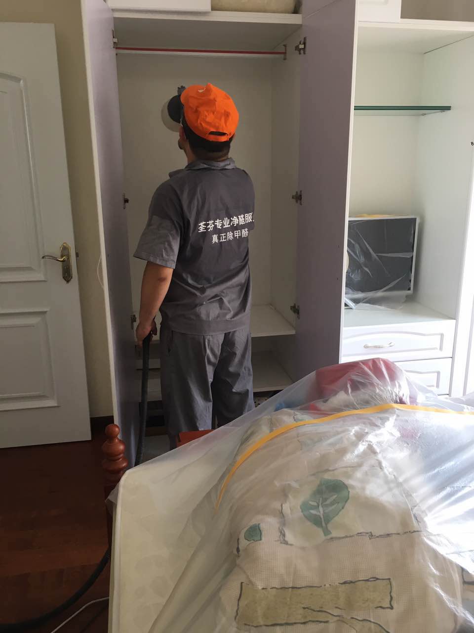 衣柜重點噴涂施工中 衣柜重點噴涂施工中