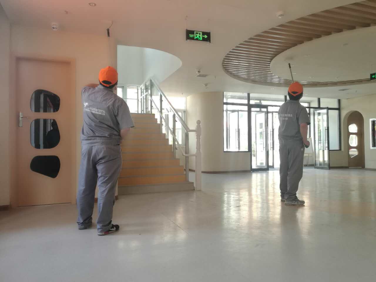 墻頂面滾筒均勻施工 墻頂面滾筒均勻施工