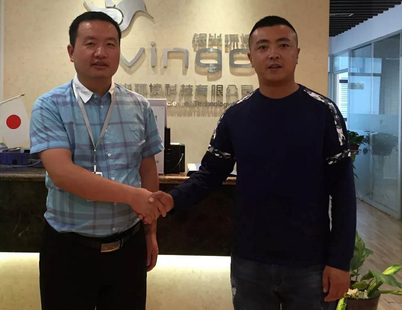 招商總監和青海牛總合影 招商總監和青海牛總合影