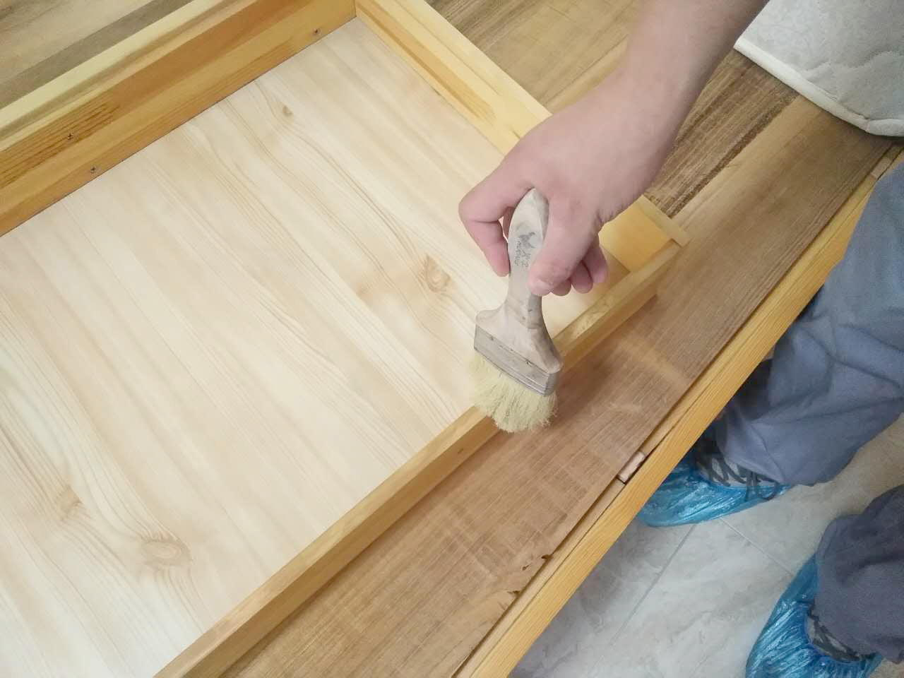 抽屜邊緣涂刷精細化施工 抽屜邊緣涂刷精細化施工