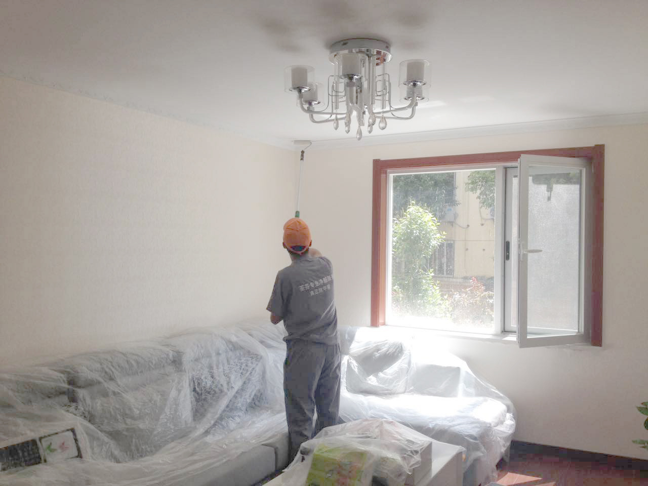 客餐廳頂面墻面滾筒施工 客餐廳頂面墻面滾筒施工