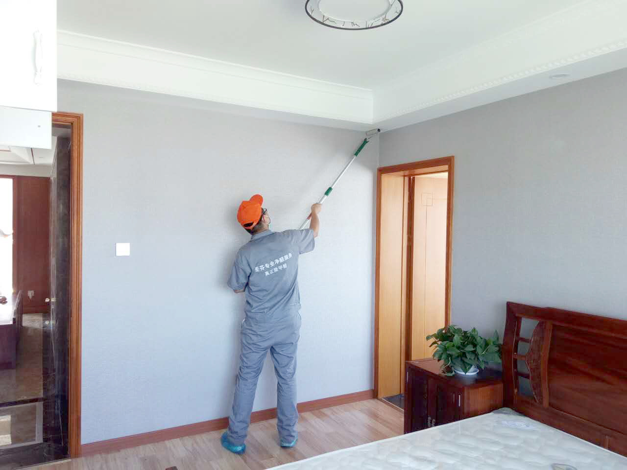 客餐廳過道頂面滾筒施工 客餐廳過道頂面滾筒施工