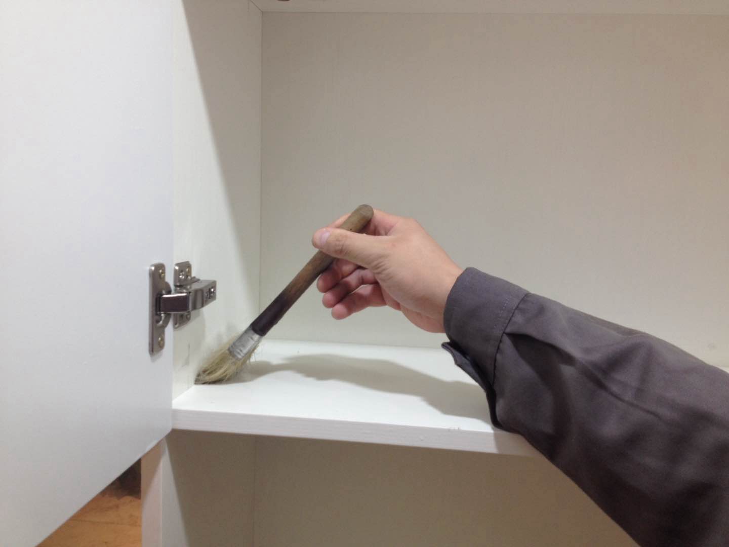 木柜接縫處刷子重點(diǎn)涂刷 木柜接縫處刷子重點(diǎn)涂刷