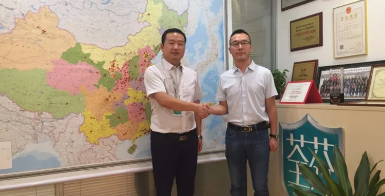 招商運營總監和昆明王總合影 招商運營總監和昆明王總合影