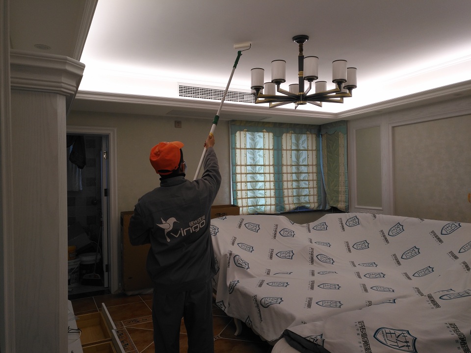 客廳頂面滾筒全方位除甲醛施工 客廳頂面滾筒全方位除甲醛施工