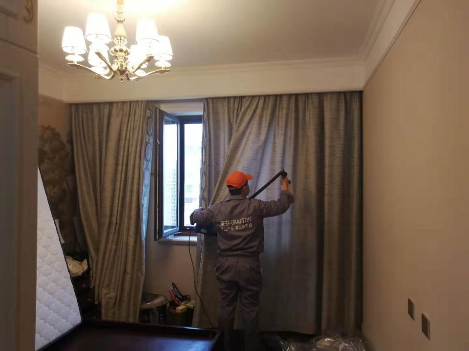 臥室窗簾重點污染源全方位噴涂施工 臥室窗簾重點污染源全方位噴涂施工