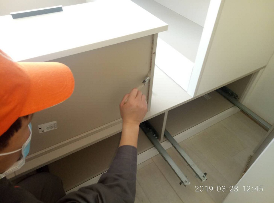 柜子接縫處刷子精細化施工 柜子接縫處刷子精細化施工