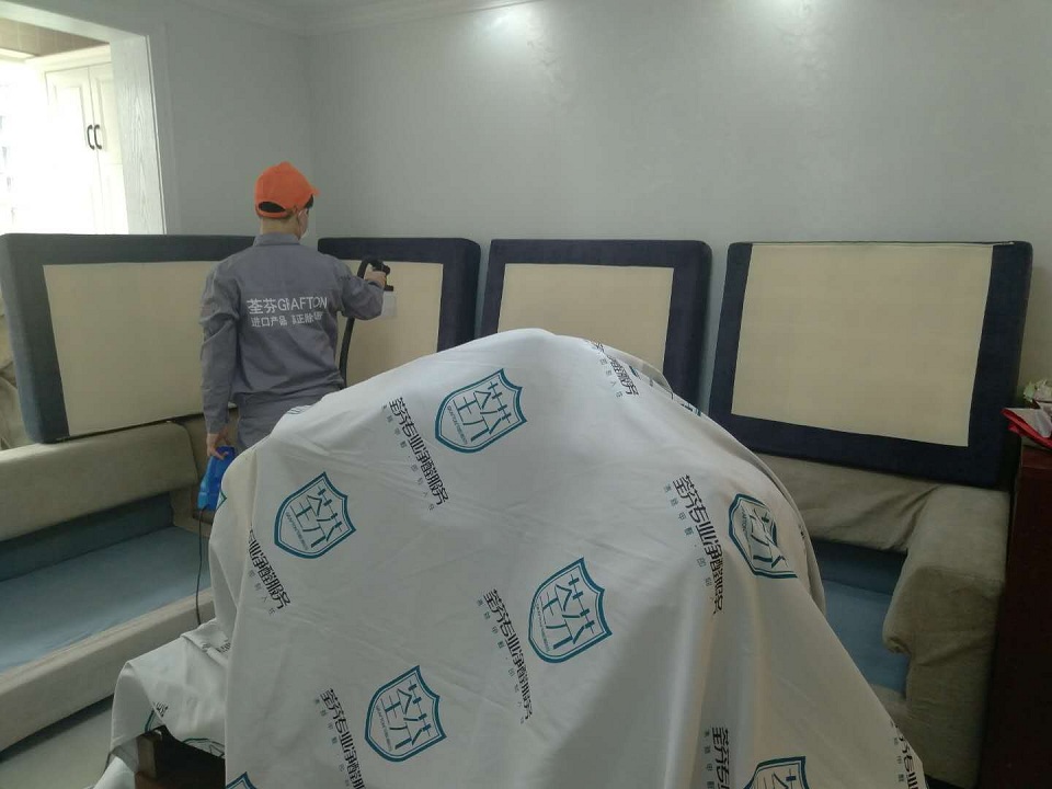 客廳沙發(fā)墊子全方位噴涂施工 客廳沙發(fā)墊子全方位噴涂施工