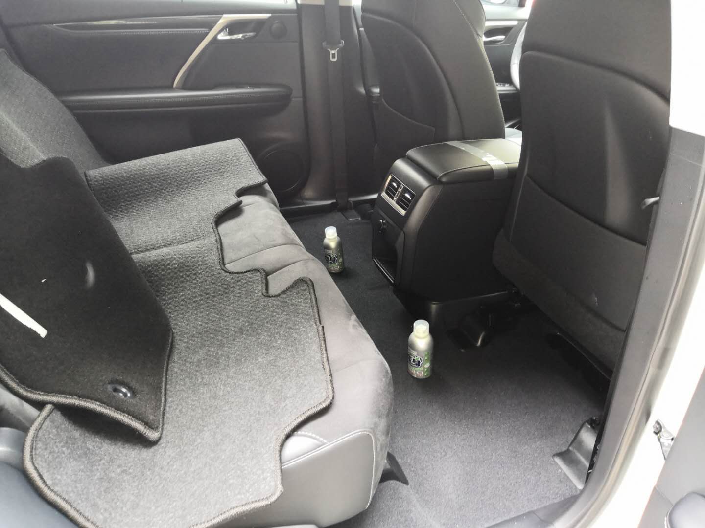 車內準備2瓶車寶治理 車內準備2瓶車寶治理