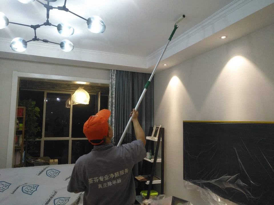 客廳頂面滾筒全方位施工治理甲醛 客廳頂面滾筒全方位施工治理甲醛