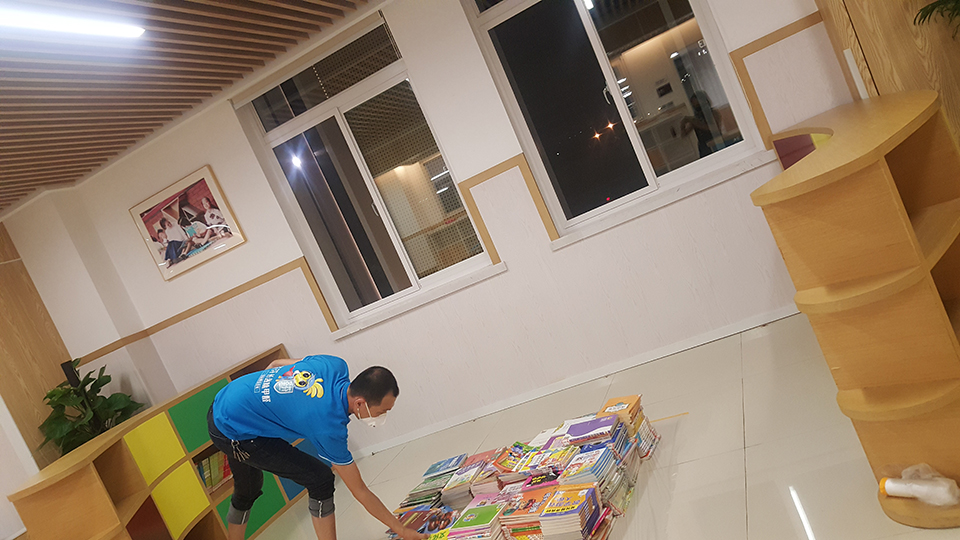 教室書籍進行保護 教室書籍進行保護