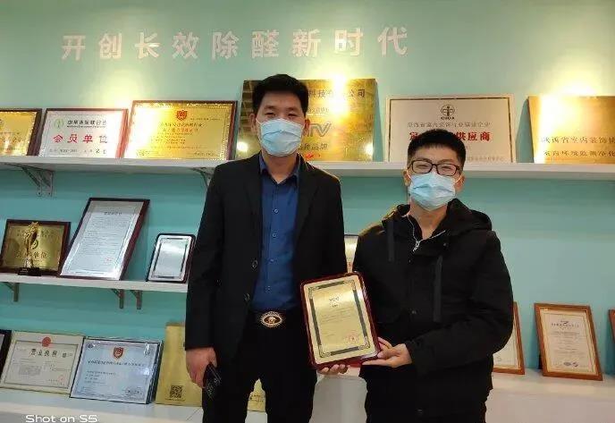 江蘇宿遷服務(wù)商 卓先生(右)及朋友 江蘇宿遷服務(wù)商 卓先生(右)及朋友