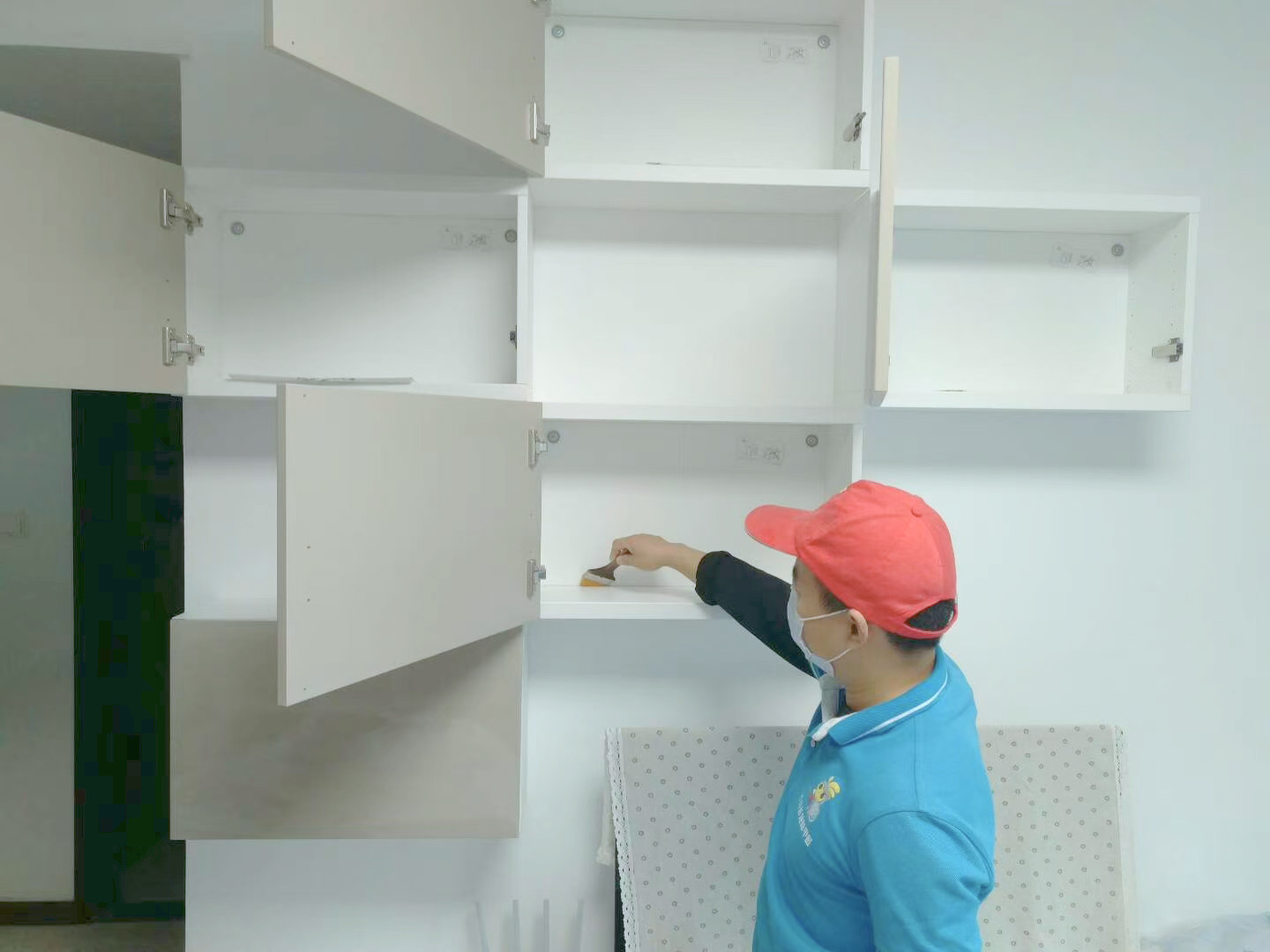 臥室衣柜縫隙刷子精細化施工治理 臥室衣柜縫隙刷子精細化施工治理