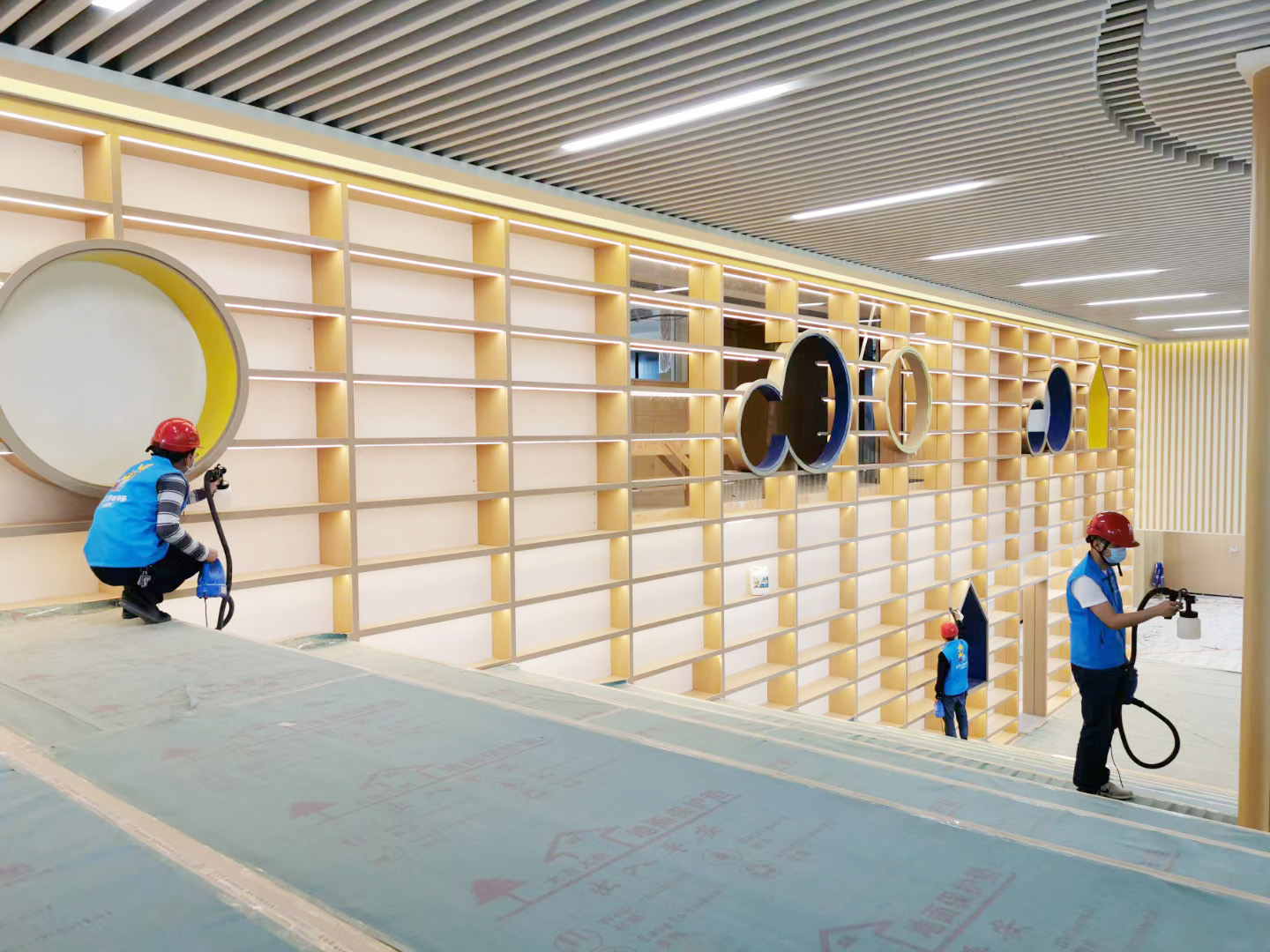 報(bào)告廳木質(zhì)造型全方位噴涂 報(bào)告廳木質(zhì)造型全方位噴涂