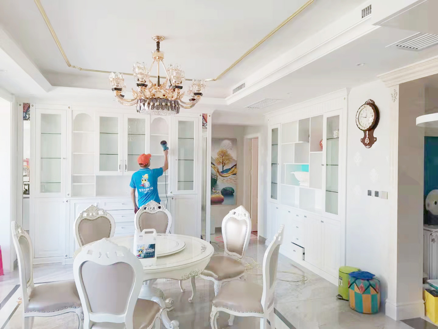 客餐廳頂面墻面柜子噴槍施工治理甲醛 客餐廳頂面墻面柜子噴槍施工治理甲醛