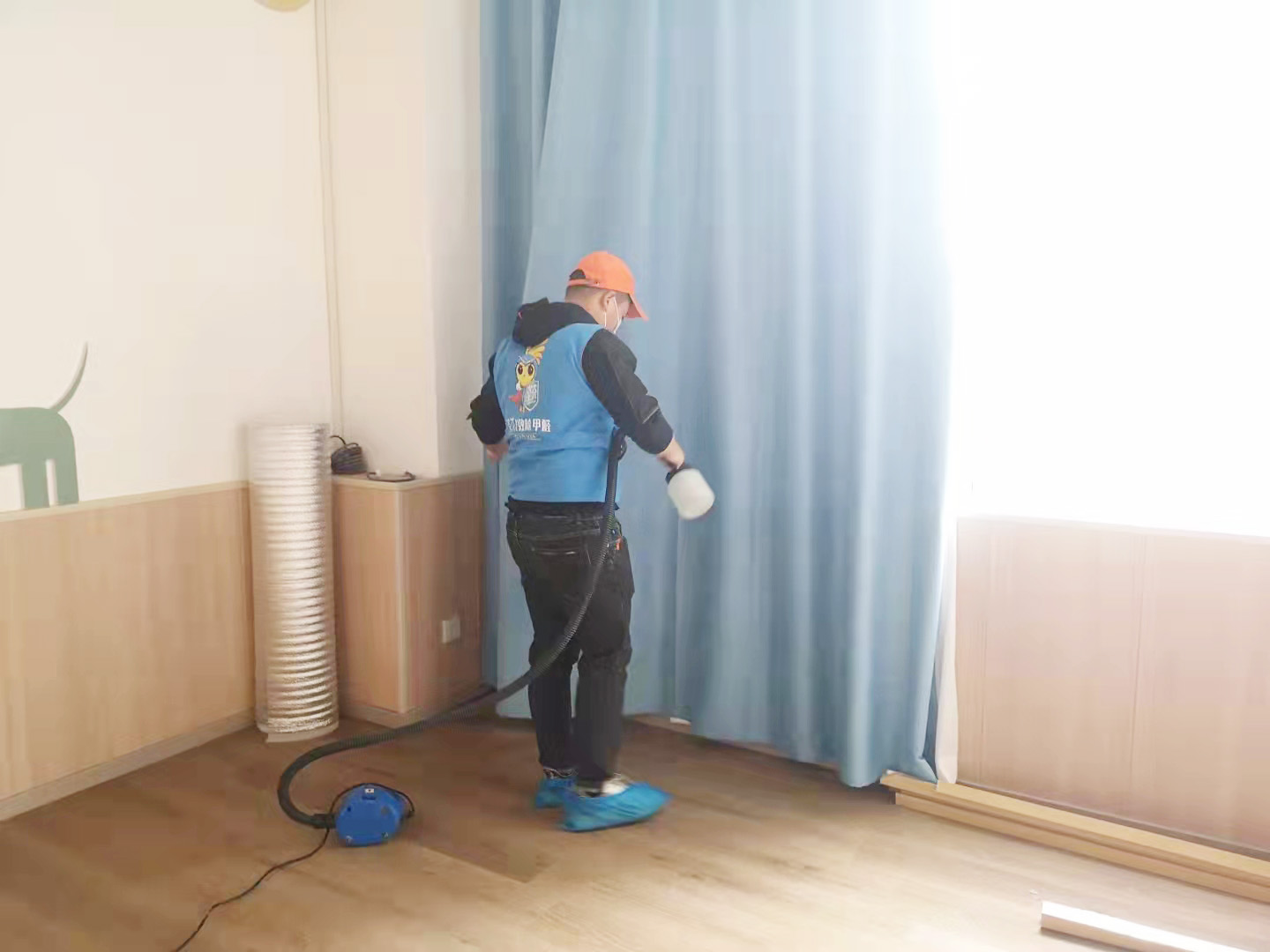 教室墻面窗簾噴槍施工治理甲醛 教室墻面窗簾噴槍施工治理甲醛