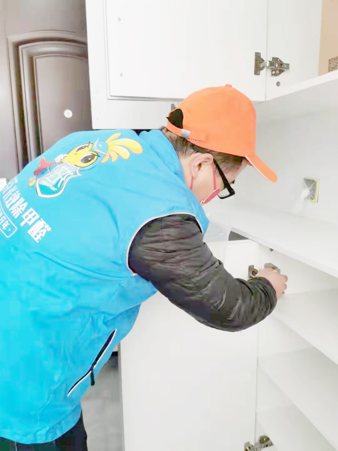 柜子縫隙處刷子精細化施工治理 柜子縫隙處刷子精細化施工治理