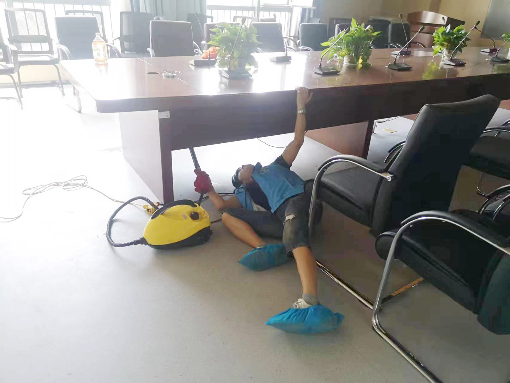 會議室桌下噴槍施工治理甲醛 會議室桌下噴槍施工治理甲醛