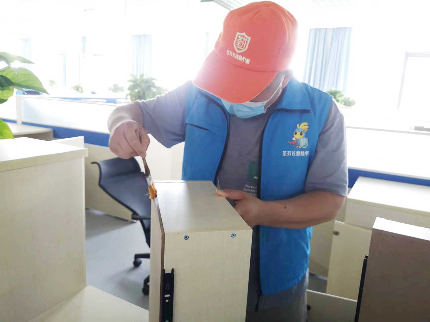 辦公桌柜子抽屜縫隙刷子精細化施工治理 辦公桌柜子抽屜縫隙刷子精細化施工治理