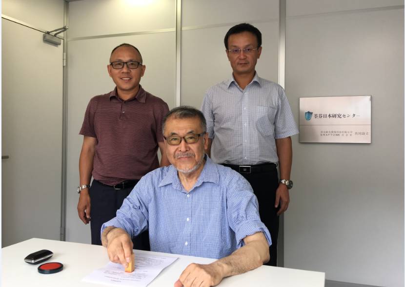 GRAFTON進(jìn)藤社長(zhǎng)與荃芬品牌創(chuàng)始人杜煒東先生（后排右一）、何榮先生（后排左一）